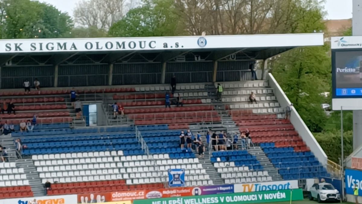 Fanoušci Sigmy opustili zápas s Jabloncem, protestovali proti vedení