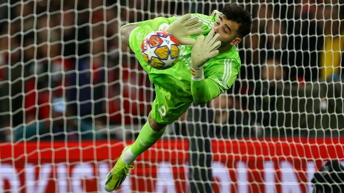 Z páté ligy do čtvrtfinále Champions League. Penaltový mág Arsenalu vyrovnal Čecha