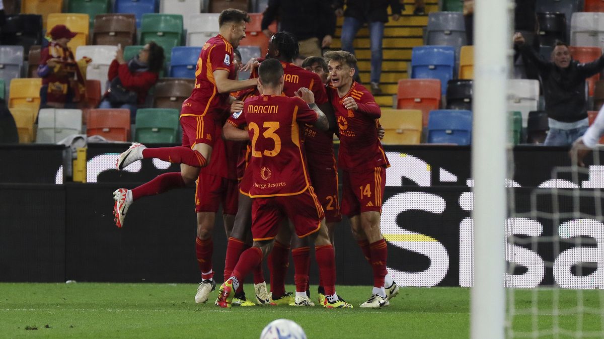 Fotbalisté AS Řím díky gólu v nastavení zvítězili v dohrávce v Udine