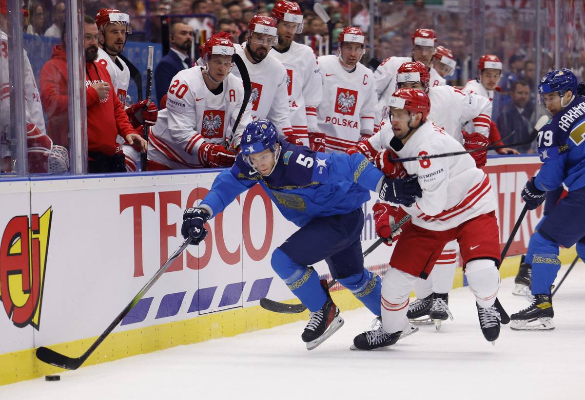 Oleg Bojko z Kazachstánu (v modrém) v boji o puk s Polákem Arkadiuszem Kostekem.