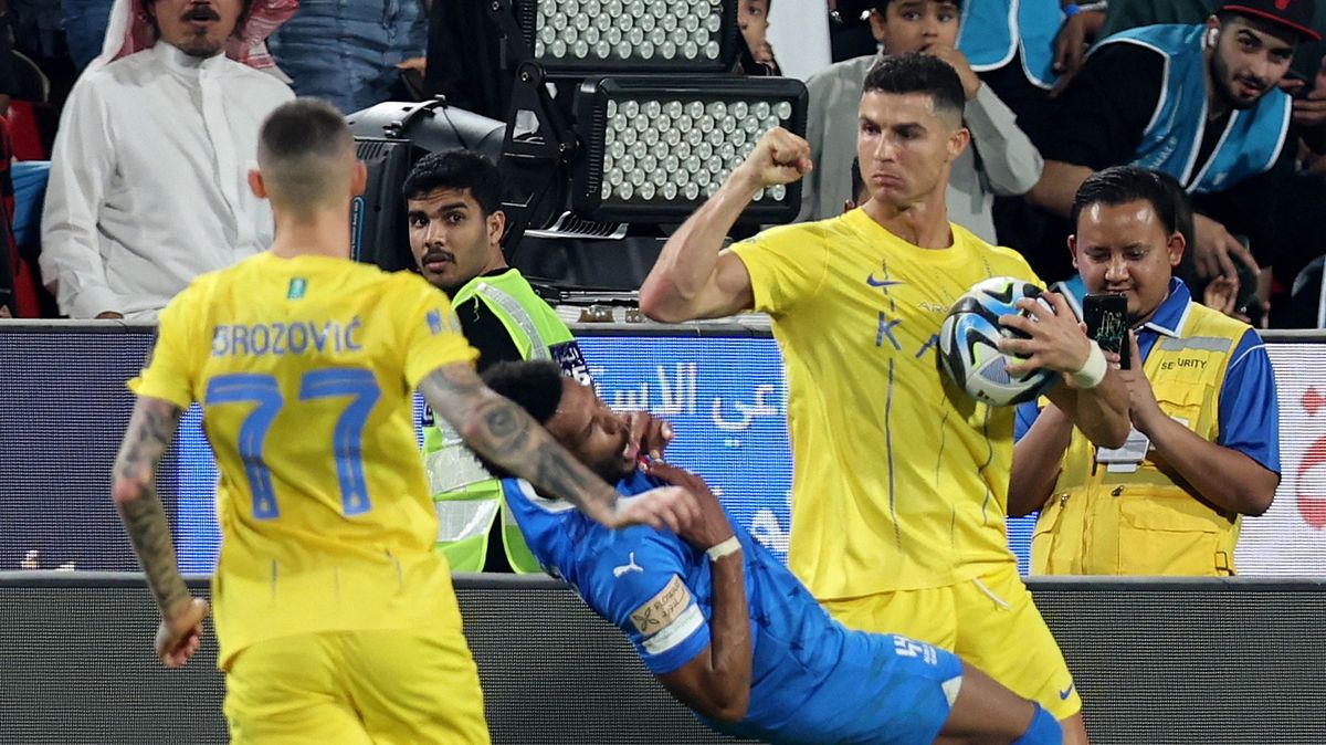 Neunesl vyloučení. Ronaldo po červené vypadal, že chce napadnout rozhodčího