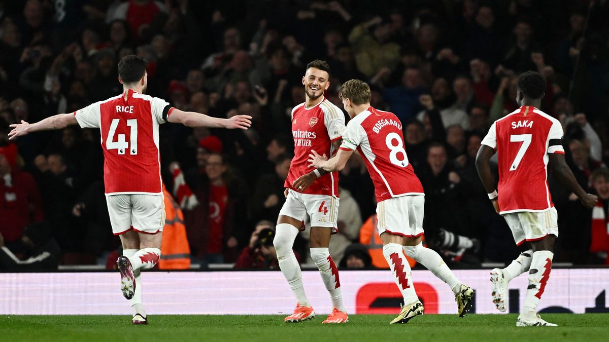 Arsenal v rekordním derby rozdrtil Chelsea a upevnil si vedení v anglické lize