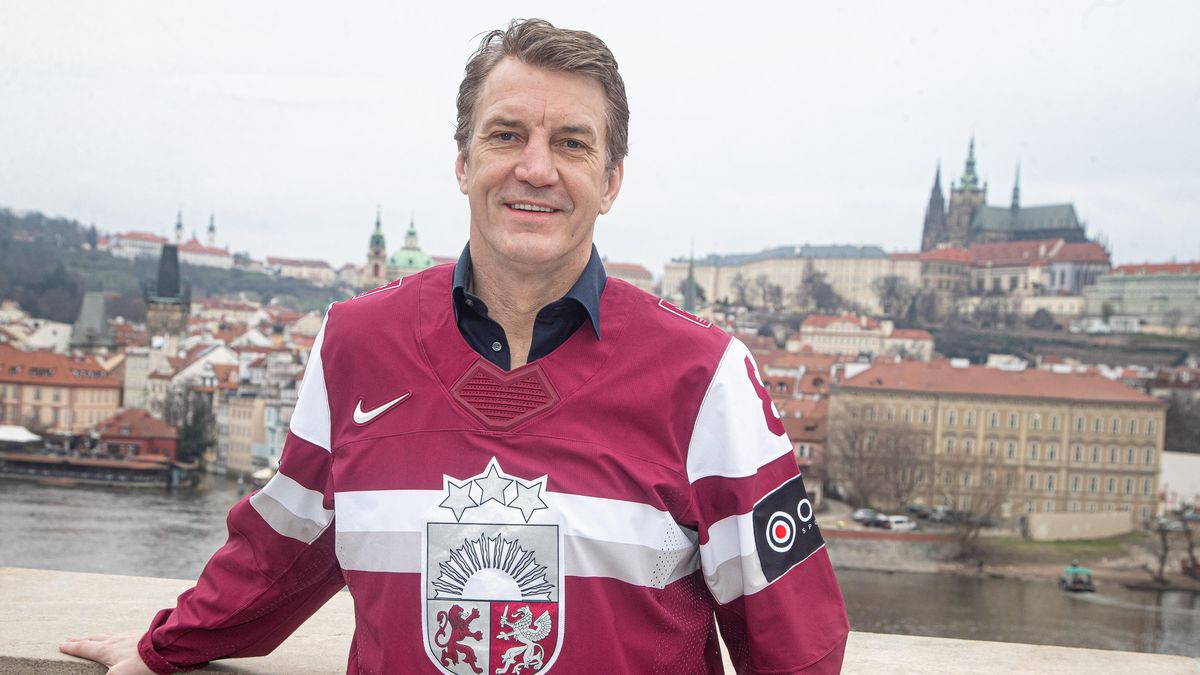 Někdo vypil moc piv, zkrátka opilecký nápad, vysvětluje Ozolinš, proč Lotyši nosí k ambasádám květiny