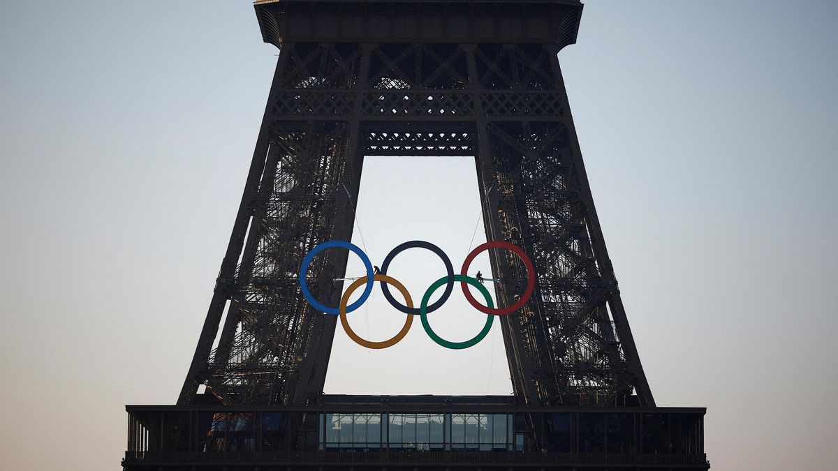 Organizátoři odhalili olympijské kruhy na Eiffelově věži
