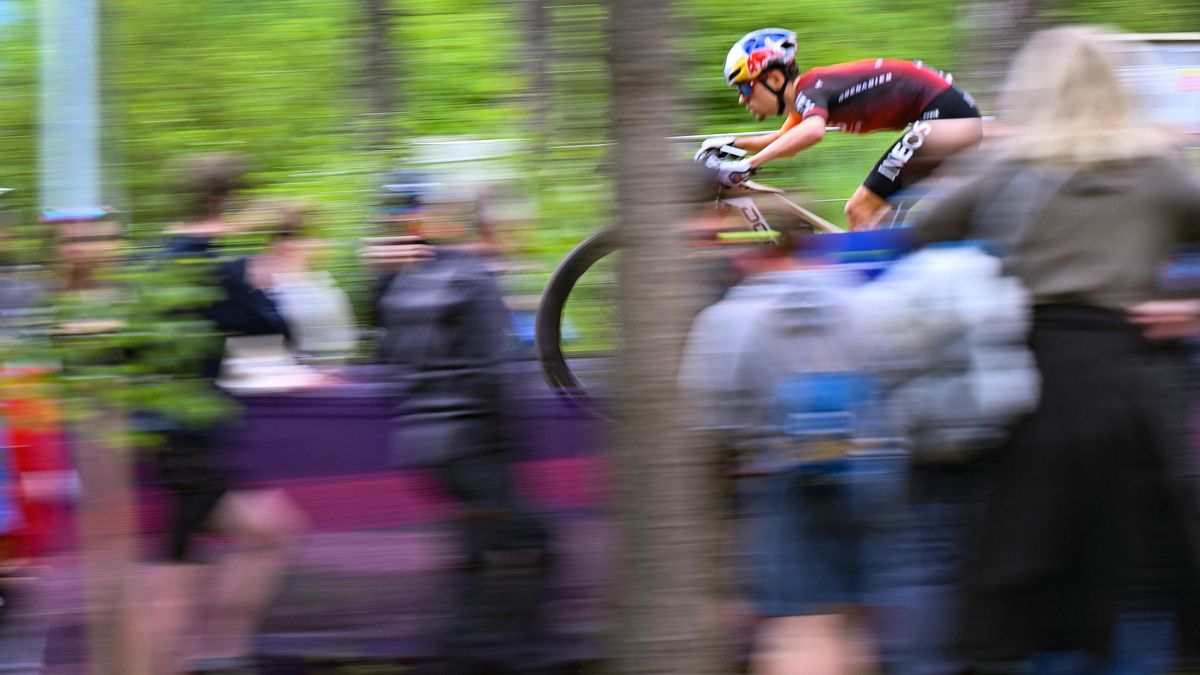 Brit Pidcock počtvrté za sebou vyhrál závod SP bikerů v Novém Městě