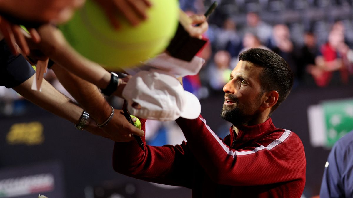 Djokovič bude po ráně lahví do hlavy v Římě pokračovat
