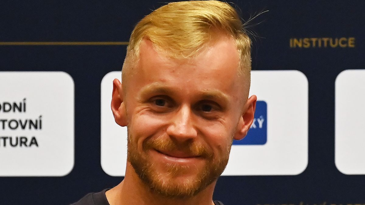 Všichni oštěpaři vyložili karty, až na jednoho. A Julian? Ten mě musí milovat, tuší Vadlejch