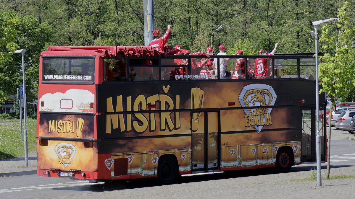 Speciální mistrovský spoj opět vyjel. Třinec slavil v otevřeném autobuse