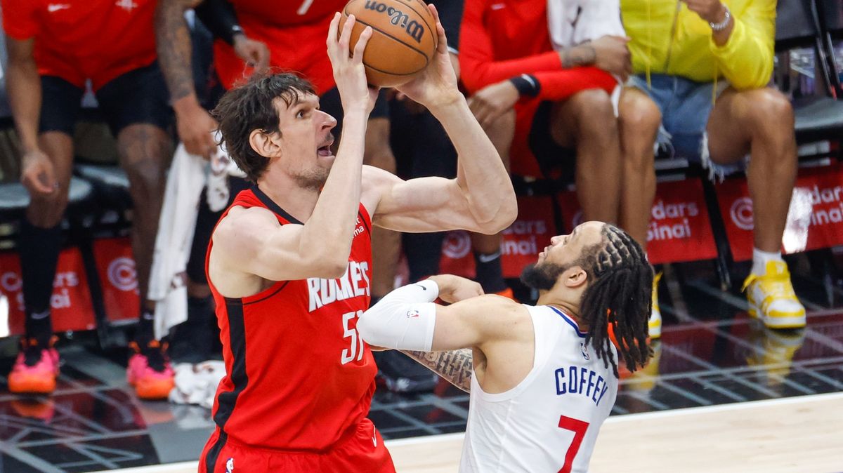 To kuře je na mě! Pivot Houstonu úmyslně minul trestný hod
