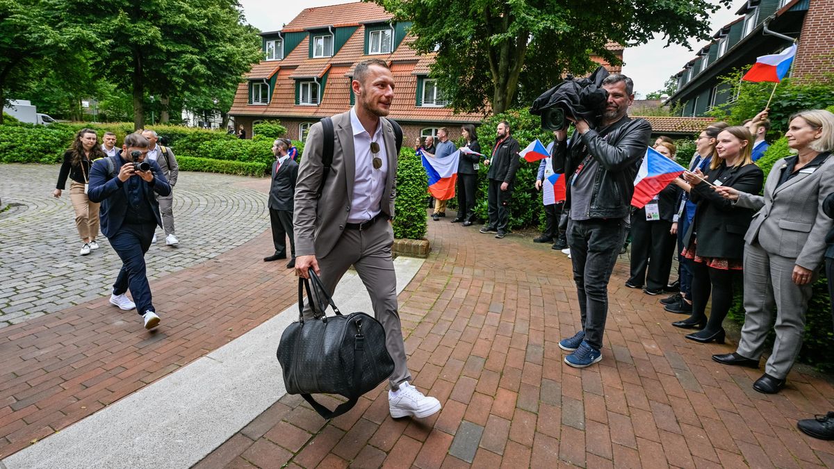 Skromné vítání Čechů: Jeden fanda, zaměstnanci s vlaječkami. Pořád lepší než za covidu!