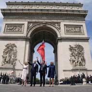 Prezidenti Joe Biden a Emmanuel Macron v centru Paříže.