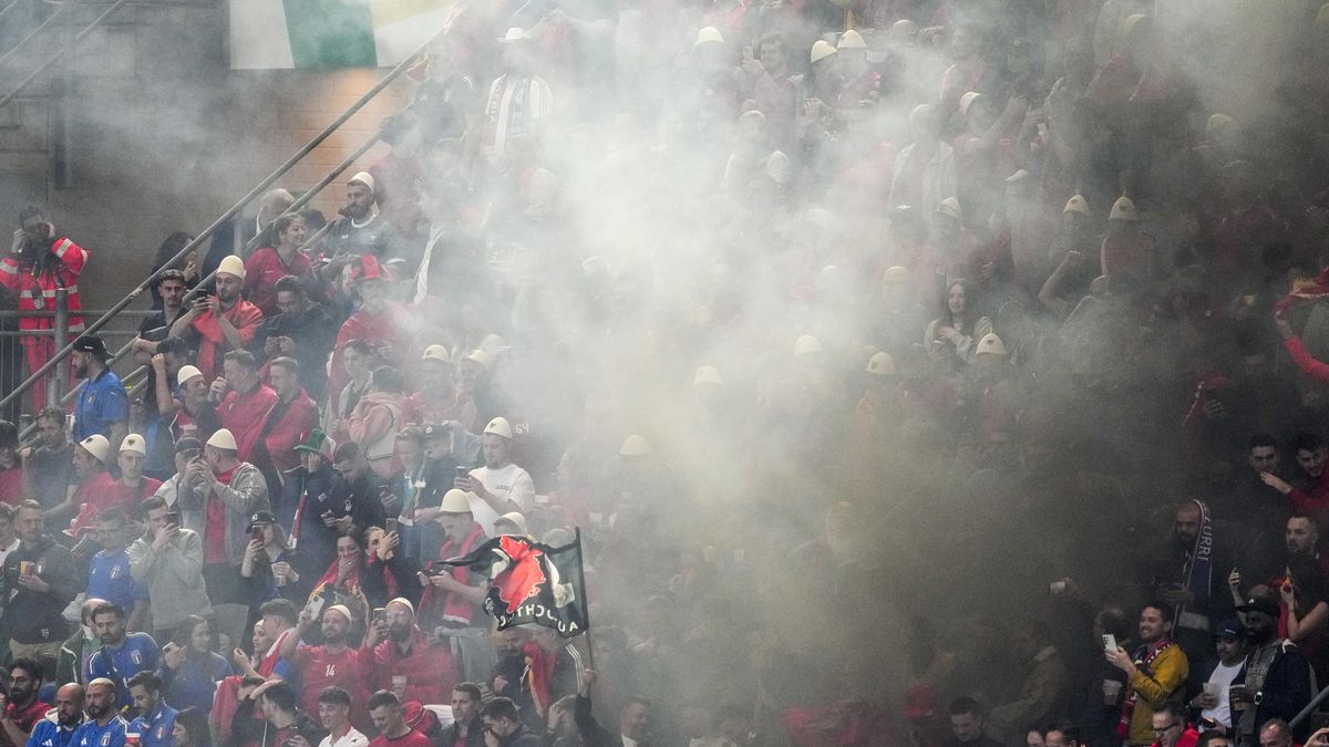 Kosovský novinář provokoval fanoušky, UEFA ho potrestala
