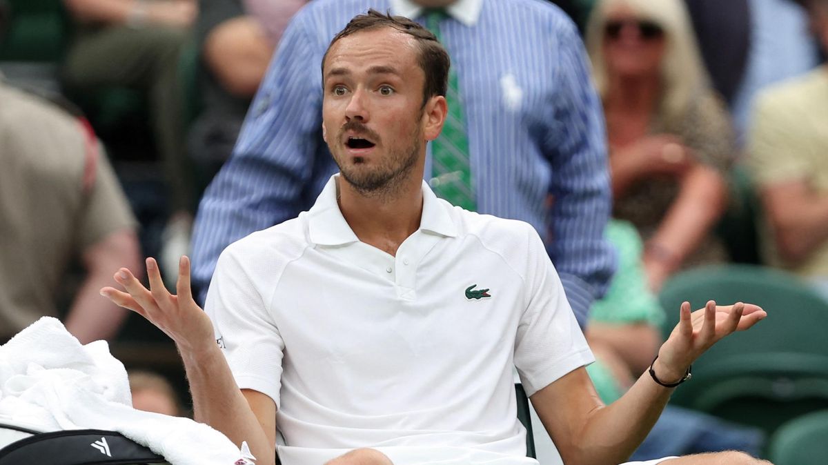 Trapas Medveděva na Wimbledonu. Žil mylně v domnění, že už prohrál set