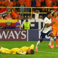 Ollie Watkins právě střelil branku, která poslal Albion do finále. Zdrcení nizozemských fotbalistů je téměř hmatatelné 