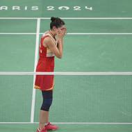 Carolina Marínová musí na olympijské zlato z Paříže zapomenout. V semifinále badmintonové dvouhry ji zradilo koleno.
