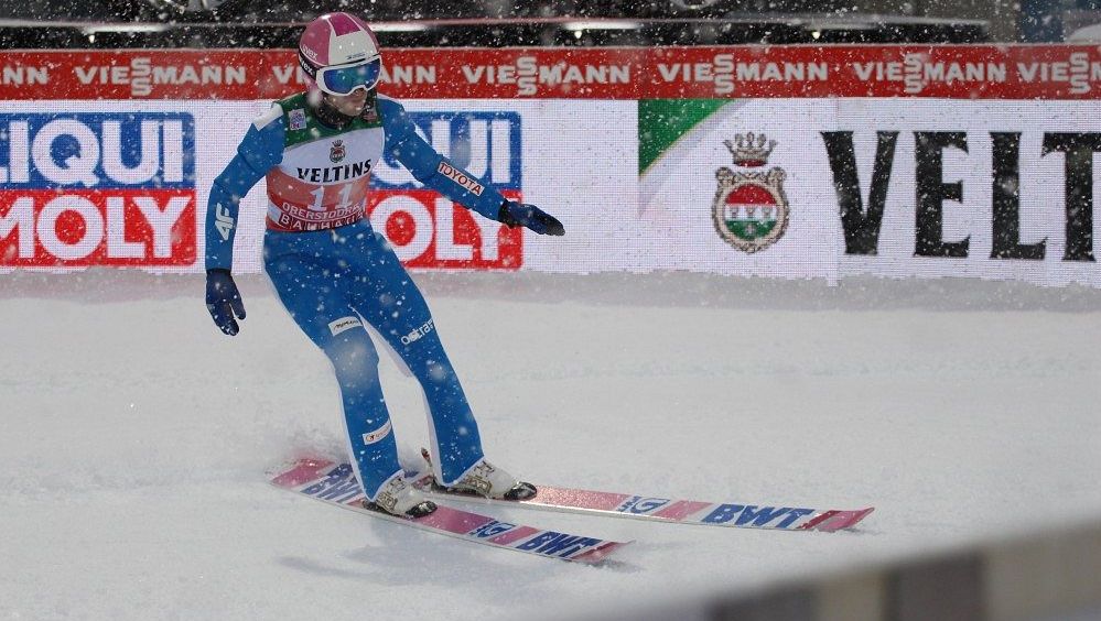 Čeští skokani na MS na středním můstku do 2. kola nepostoupili, vede Kraft
