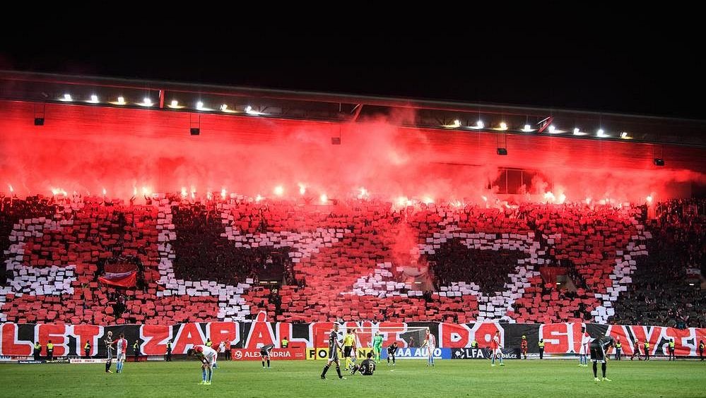 Slavia zaplatí za masivní použití pyrotechniky 250 tisíc korun. Sparta dostala pokutu 200 tisíc