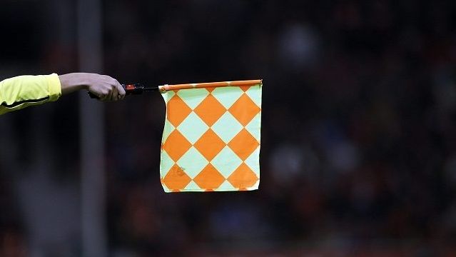 Z tribuny nečekaně na plac! Ještě teď mě všechno bolí, přiznal bývalý sudí po premiéře mezi profíky