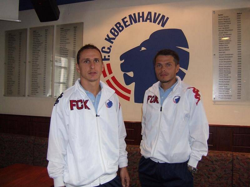 Čeští legionáři v dánských službách Zdeněk Pospěch (vlevo) a Libor Sionko před klubovým znakem FC Kodaň.