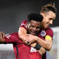 Kapitán Sparty Josef Šural slaví s Benjaminem Tettehem.