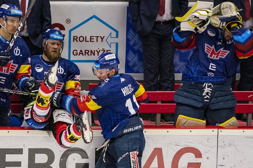 Miroslav Holec z Českých Budějovic posílá při souboji u hrazení na vlastní střídačku Anthonyho Camaru z Pardubic.