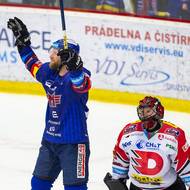 Zleva Jiří Novotný z Českých Budějovic a brankář Pardubic Dominik Frodl.