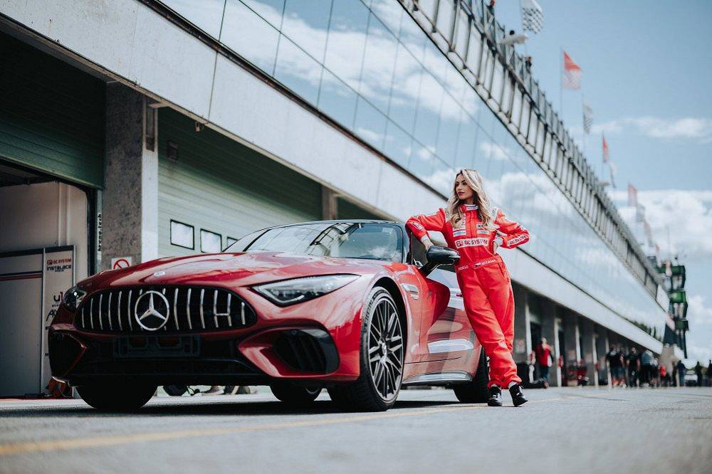 Misska Natálie Kočendová u exkluzivního kabrioletu