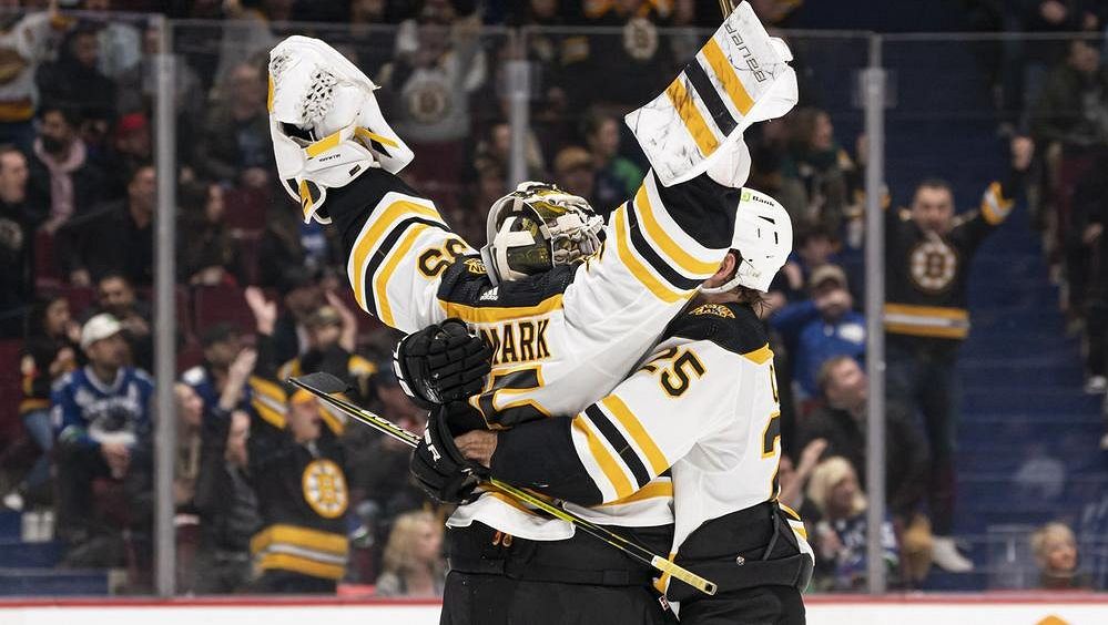 Neuvěřitelný gól brankáře! Ullmark zpečetil famózní trefou výhru Bostonu
