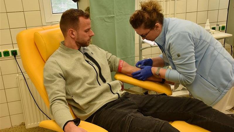 Třinečtí fotbalisté se zapsali mezi dárce kostní dřeně. Chtějí pomoct trenérově manželce
