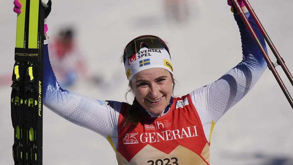 Skiløperen Razýmová under den tjueførste verdenscupen.  Svensken tar gull