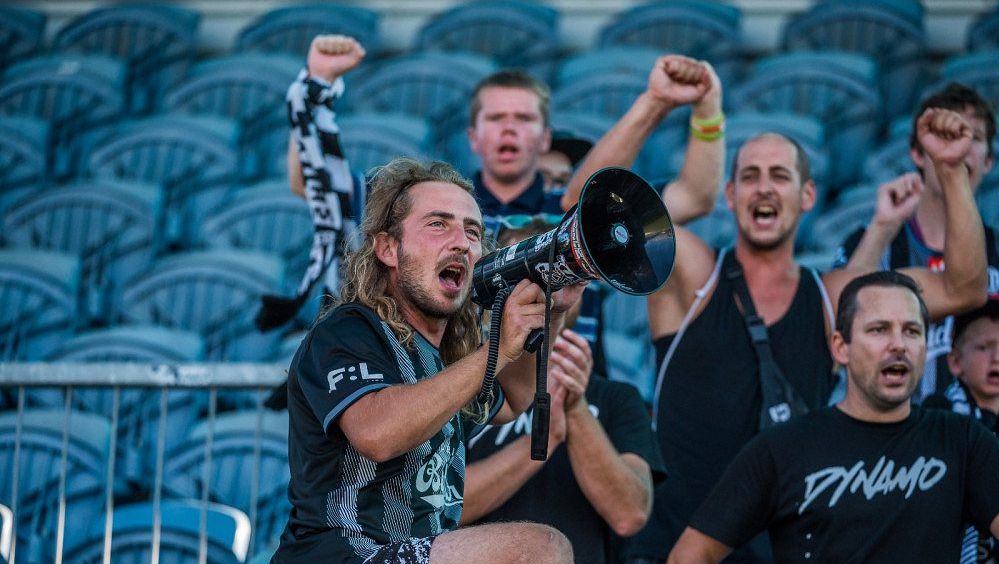 Fanoušci Dynama se složili na zdemolovaný vlak