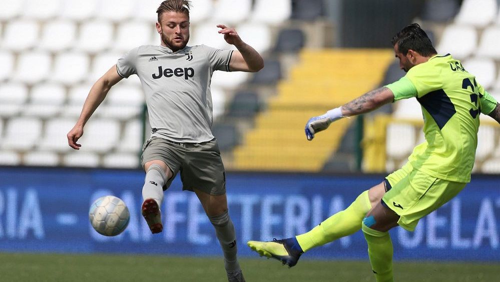 Nechutná kuriozita. Fotbalista v Itálii vyfasoval červenou kartu za močení u hřiště