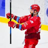 Martin Růžička z Třince oslavuje svůj jubilejní 60. gól v play off.