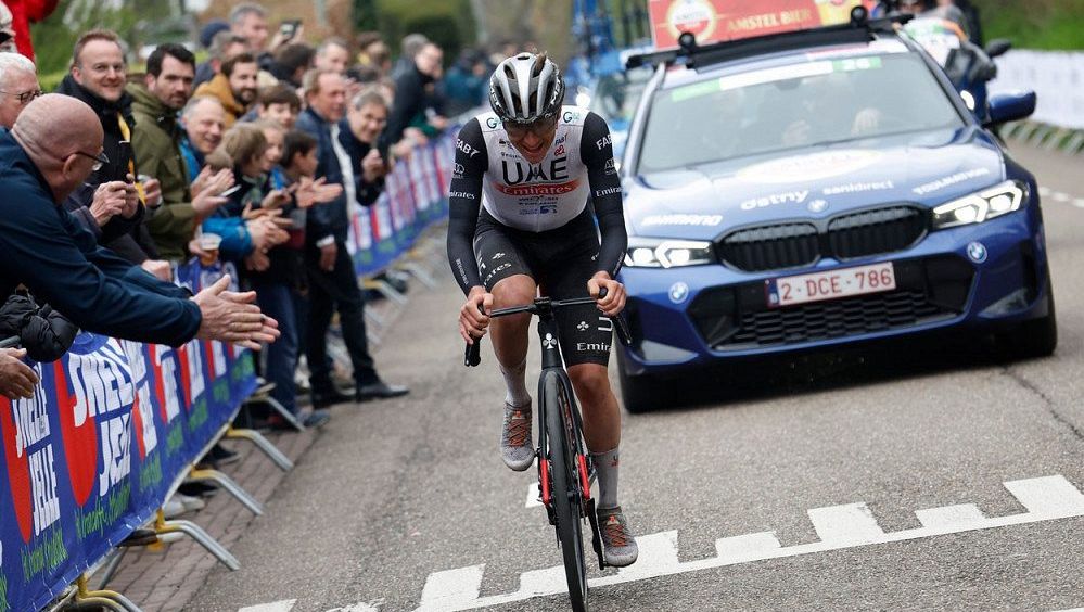 Pelotonem víří skandál. Pomohlo Pogačarovi ředitelské auto?