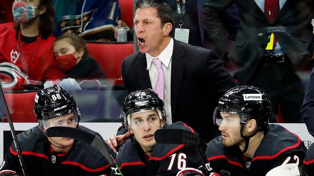 Klobouk dolů, smeká český útočník před trenérem. Mimo led by porazil i některé svěřence