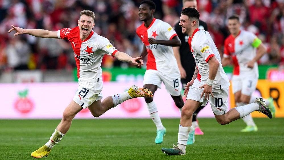 Bizár v utkání Slavie. Rozhodčí utekl, tak zaskočil Douděra. Bavilo mě to, smál se