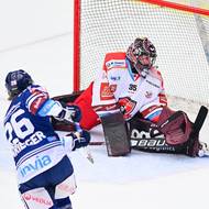 Peter Krieger z Vítkovic střílí gól, vpravo brankář Hradce Králové Matěj Machovský.