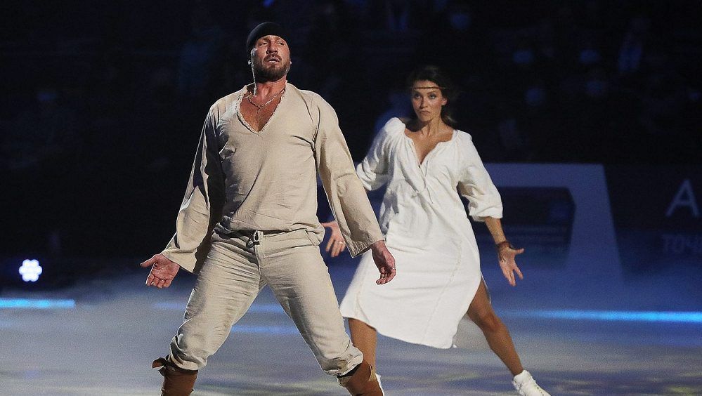 Bývalý hvězdný krasobruslař přišel o nohy, ale vyhrál boj o život. Fandům se ozval na sítích