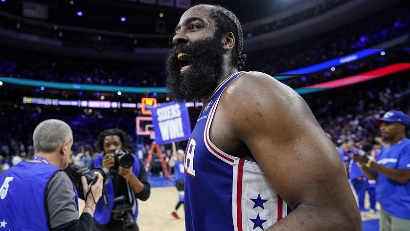 Harden udržel v NBA Philadelphii ve hře, Denveru nestačilo ani 53 bodů Jokiče