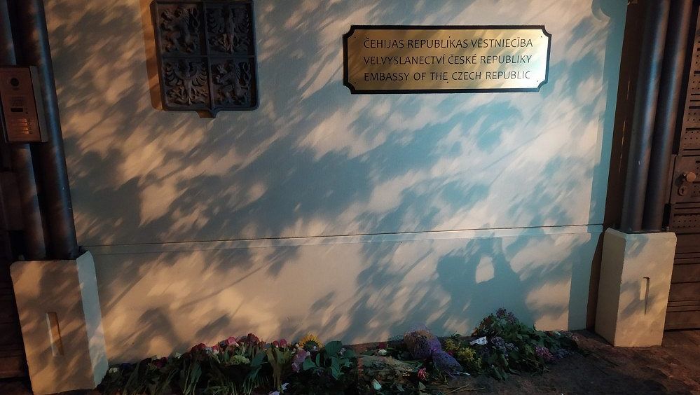 Lotyši nosí květiny před českou ambasádu v Rize. Chtějí zmírnit bolest za porážku od jejich hokejistů