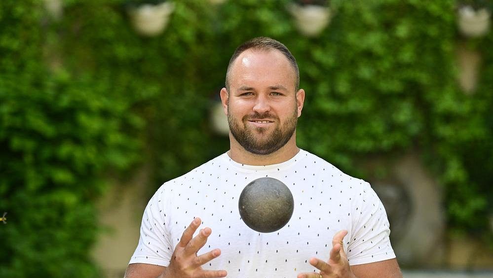 Českého siláka pozvali na všechny elitní akce. Teď bude hladit křišťálovou kouli