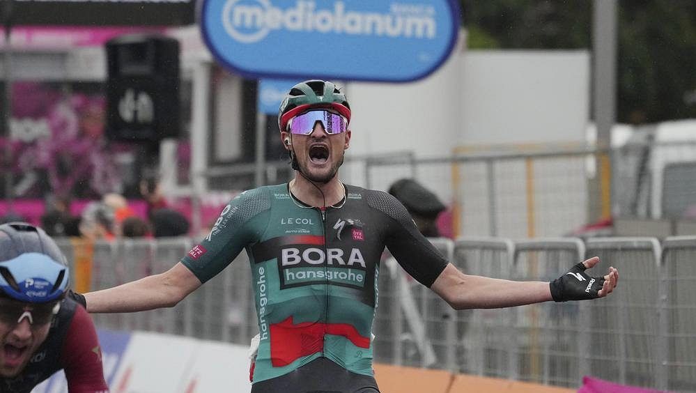 Francouz Armirail vystřídal po 14. etapě v čele Gira Brita Thomase