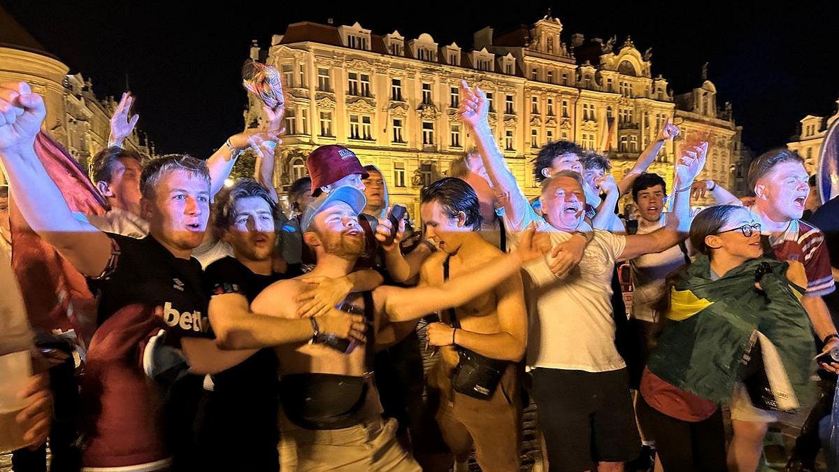 Britský tisk: Fanoušci West Hamu se po výhře v centru Prahy střetli s policisty
