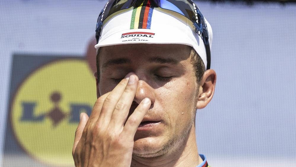 Silné emoce v cíli. Evenepoel po triumfu místo radosti zdravil do nebe Mädera