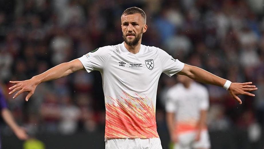 West Ham prodal kapitána za miliardy, kvůli neshodám v klubu pak šetřil. Navlékne pásku Souček?