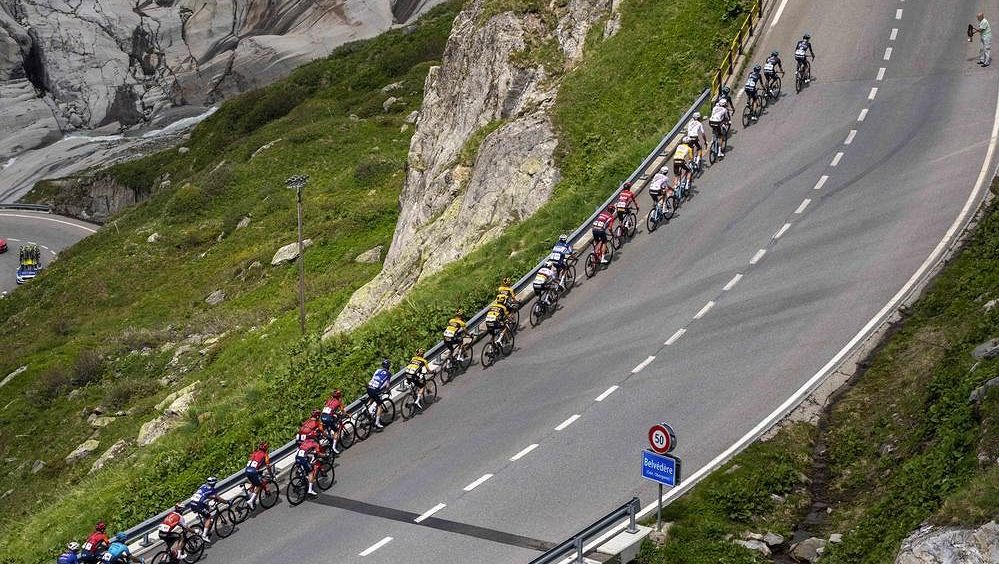 Drsné pády ve sjezdu. Švýcarský cyklista musel být resuscitován