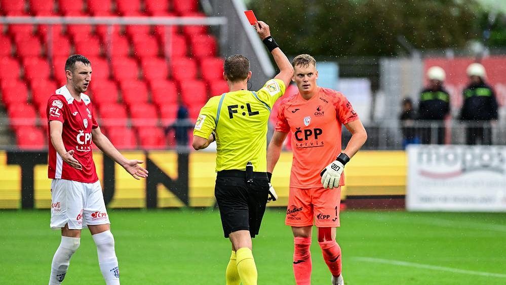 Kung-fu Kinský. Brankář Pardubic dal vzpomenout na legendárního Schumachera