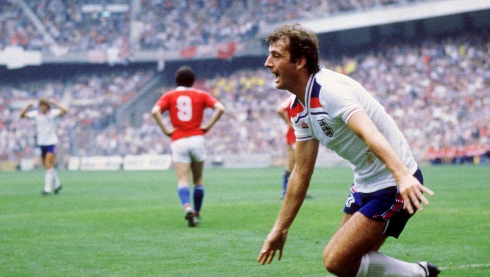 Anglie v slzách. "Milionový" fotbalista zemřel na infarkt