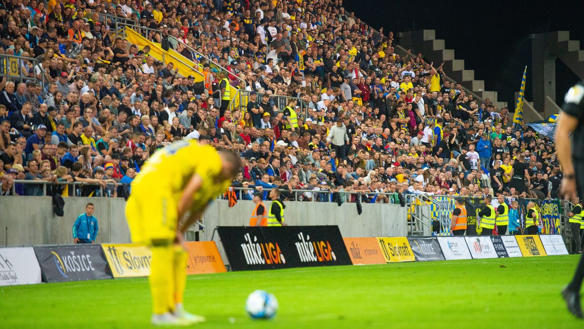 Ze zlaté éry nezůstalo nic. Fotbal ve druhém největším městě Slovenska se zase probudil
