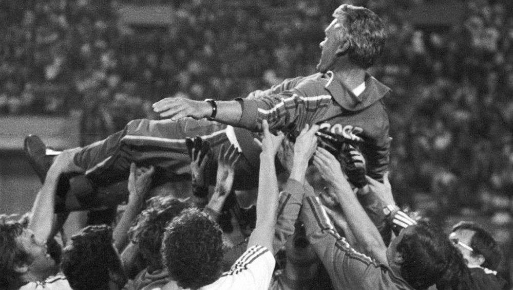 Běhání po střeše, kamera na tréninku a geniální střídání. Trenér olympijských vítězů by oslavil stovku